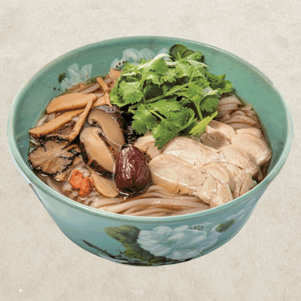 ★Stand Pho You亞細亞料理店“調理身體的七種藥膳四”大山雞的美味和中藥膳融入湯中，味道濃厚。