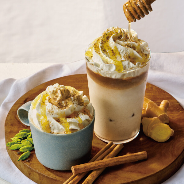 【CAFE&BAKES】季節のドリンク ハニーチャイカフェラテ